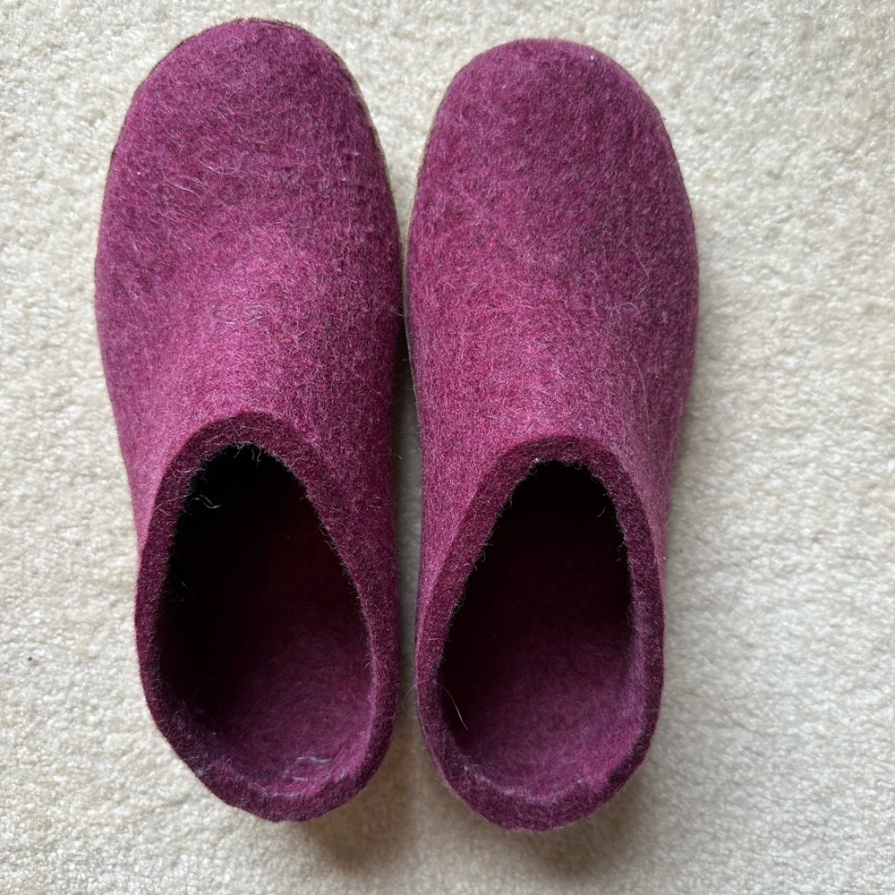 Glerups slippers, size 41 in cranberry.